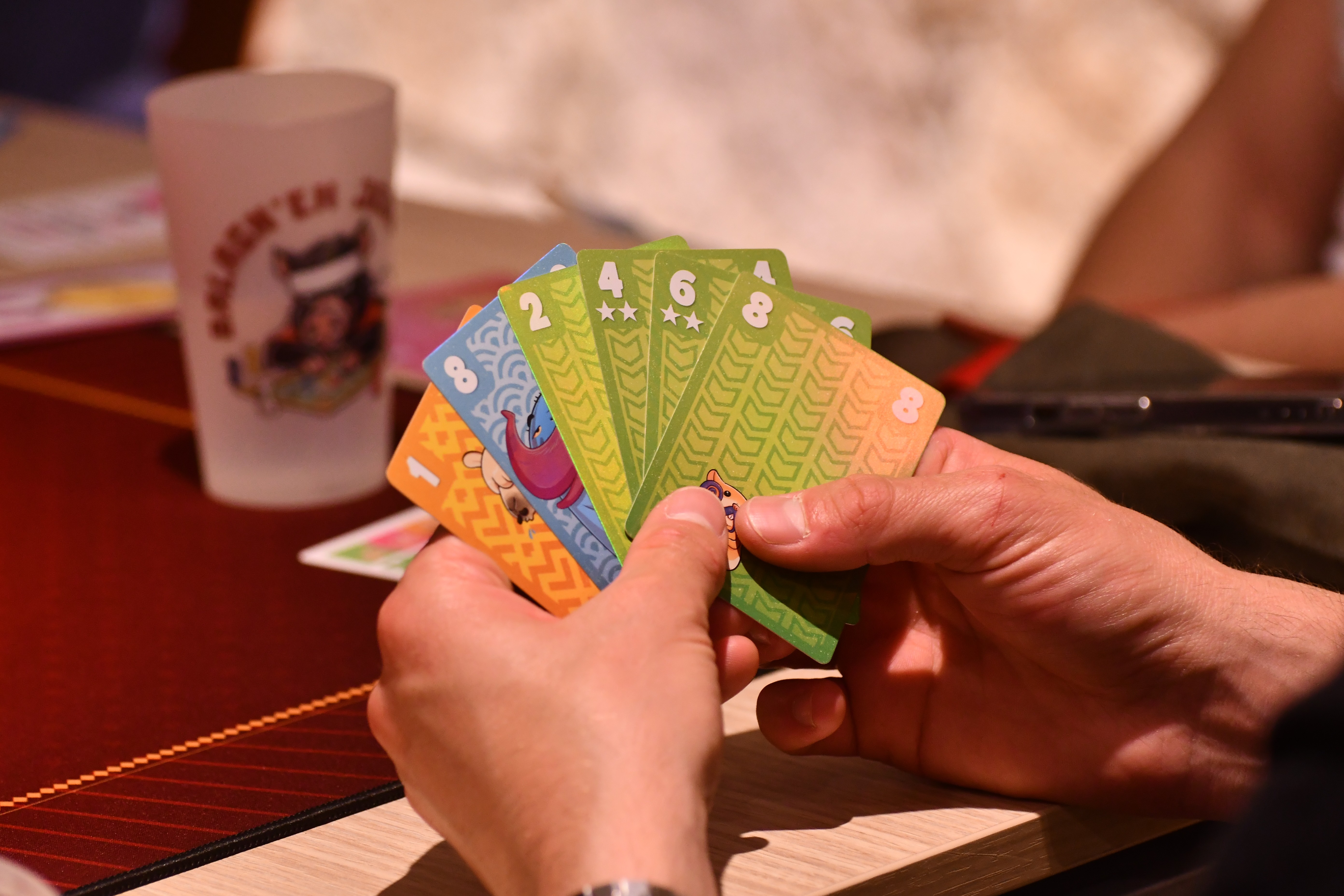 Cartes de jeu en main